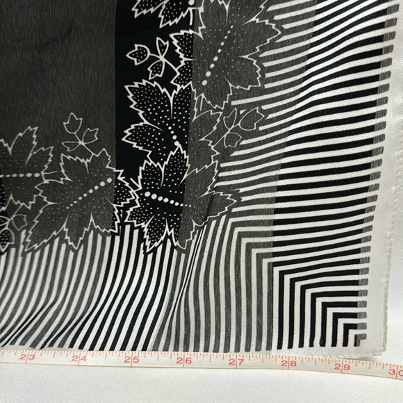 2 vintage woman’s scarves. One square and one rectangular. - Picture 3 of 6